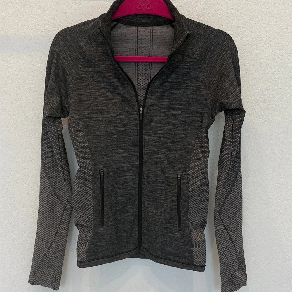 🏃♀️ NWOT - Lululemon Ready To Run Jacket Women’s size 6 in grey/black 🏃♀️ - Picture 1 of 9